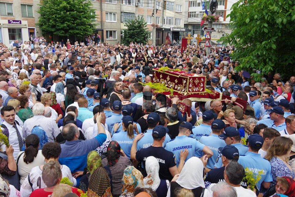 O mare de oameni s-a închinat, ieri, la moaștele Sfântului Ioan cel Nou de la Suceava