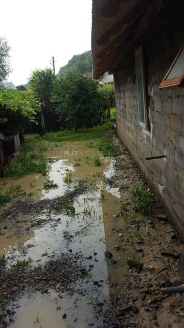 Două incendii provocate de trăsnet și sat izolat de ape, în urma furtunii de luni seară
