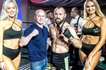 Ionel Rayko Levițchi, alături de promotorul galei din Londra, la care și-a trecut în palmares o nouă victorie prin KO