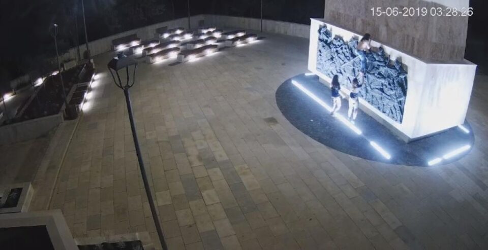 Un grup de adolescenți a vandalizat statuia ecvestră a lui Ștefan cel Mare