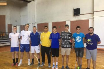 Cei șapte handbaliști juniori de la CSU Suceava și antrenorul Vasile Boca