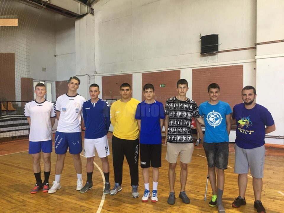 Cei șapte handbaliști juniori de la CSU Suceava și antrenorul Vasile Boca