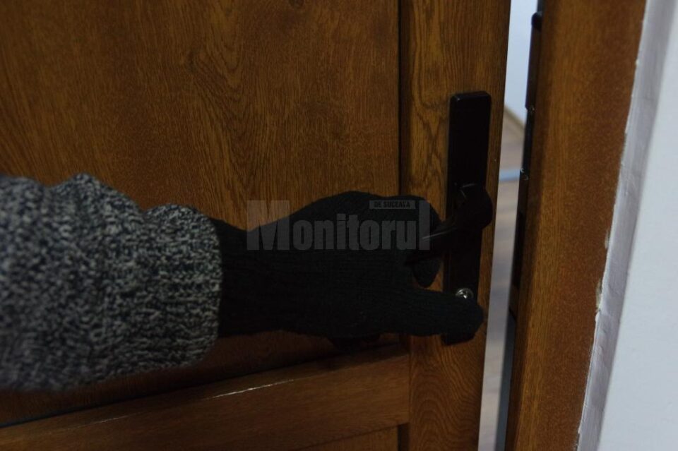 Casa unei femei plecate în Italia a fost călcată de hoți Casa unei femei plecate în Italia a fost călcată de hoți