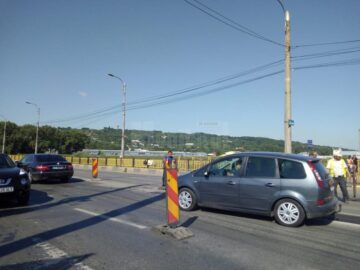 Circulație de coșmar între Burdujeni și centrul Sucevei, după ce ieri a fost închis un sens de mers pe podul de la Bazar
