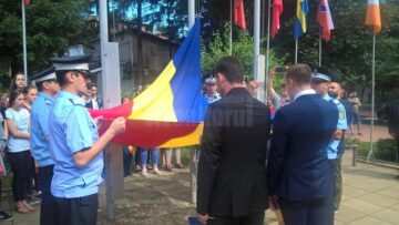Drapelul României, înălțat pe catarg în centrul Sucevei