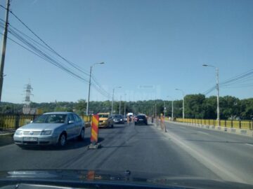 Circulație de coșmar între Burdujeni și centrul Sucevei, după ce ieri a fost închis un sens de mers pe podul de la Bazar