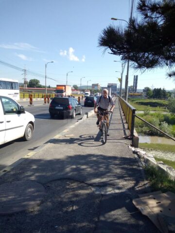 Circulație de coșmar între Burdujeni și centrul Sucevei, după ce ieri a fost închis un sens de mers pe podul de la Bazar