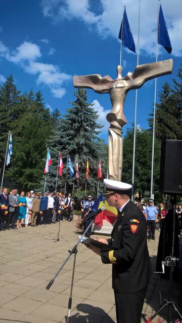 Drapelul României, înălțat pe catarg în centrul Sucevei