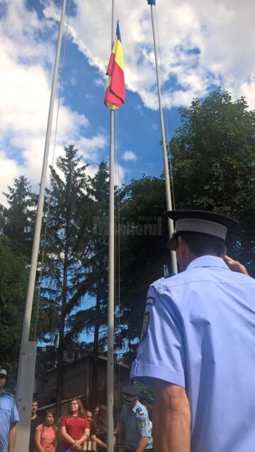 Drapelul României, înălțat pe catarg în centrul Sucevei