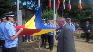 Drapelul României, înălțat pe catarg în centrul Sucevei