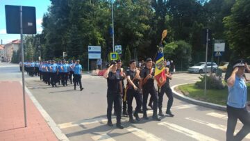 Drapelul României, înălțat pe catarg în centrul Sucevei