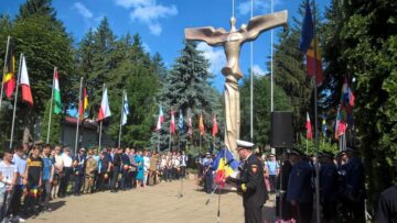 Drapelul României, înălțat pe catarg în centrul Sucevei