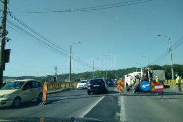 Circulația se desfășoară pe câte o singură bandă