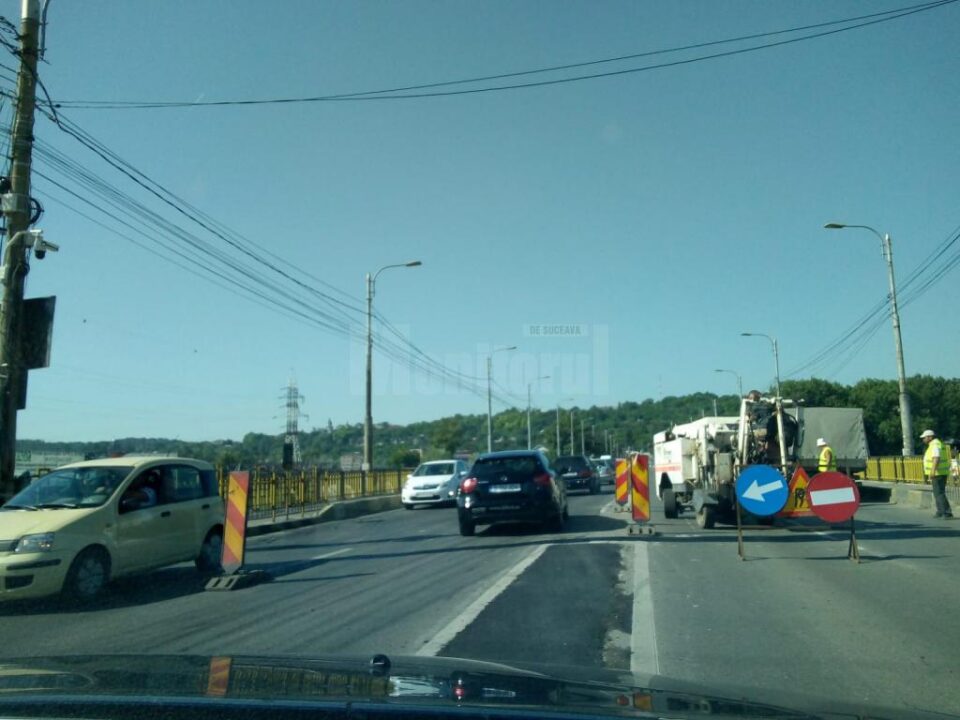 Circulația se desfășoară pe câte o singură bandă