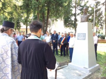 Bustul eroului aviator căpitan Vasile Niculescu a fost dezvelit ieri, la Rădăuți, în parcul din vecinătatea Colegiului Național „Eudoxiu Hurmuzachi”