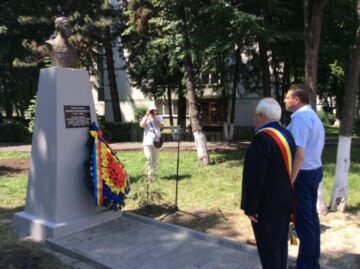Bustul eroului aviator căpitan Vasile Niculescu a fost dezvelit ieri, la Rădăuți, în parcul din vecinătatea Colegiului Național „Eudoxiu Hurmuzachi”