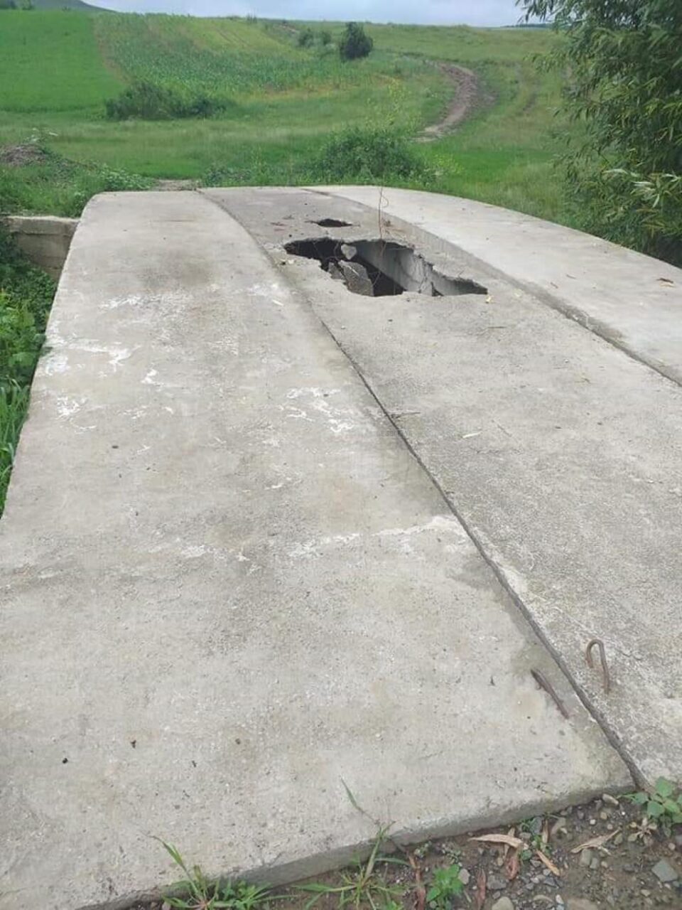 Podul construit cu dale folosite pentru acoperișuri