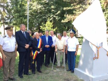 Bustul eroului aviator căpitan Vasile Niculescu a fost dezvelit ieri, la Rădăuți, în parcul din vecinătatea Colegiului Național „Eudoxiu Hurmuzachi”
