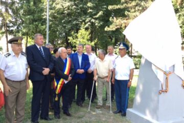 Bustul eroului aviator căpitan Vasile Niculescu a fost dezvelit ieri, la Rădăuți, în parcul din vecinătatea Colegiului Național „Eudoxiu Hurmuzachi”