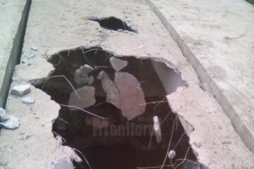 Podul construit cu dale folosite pentru acoperișuri