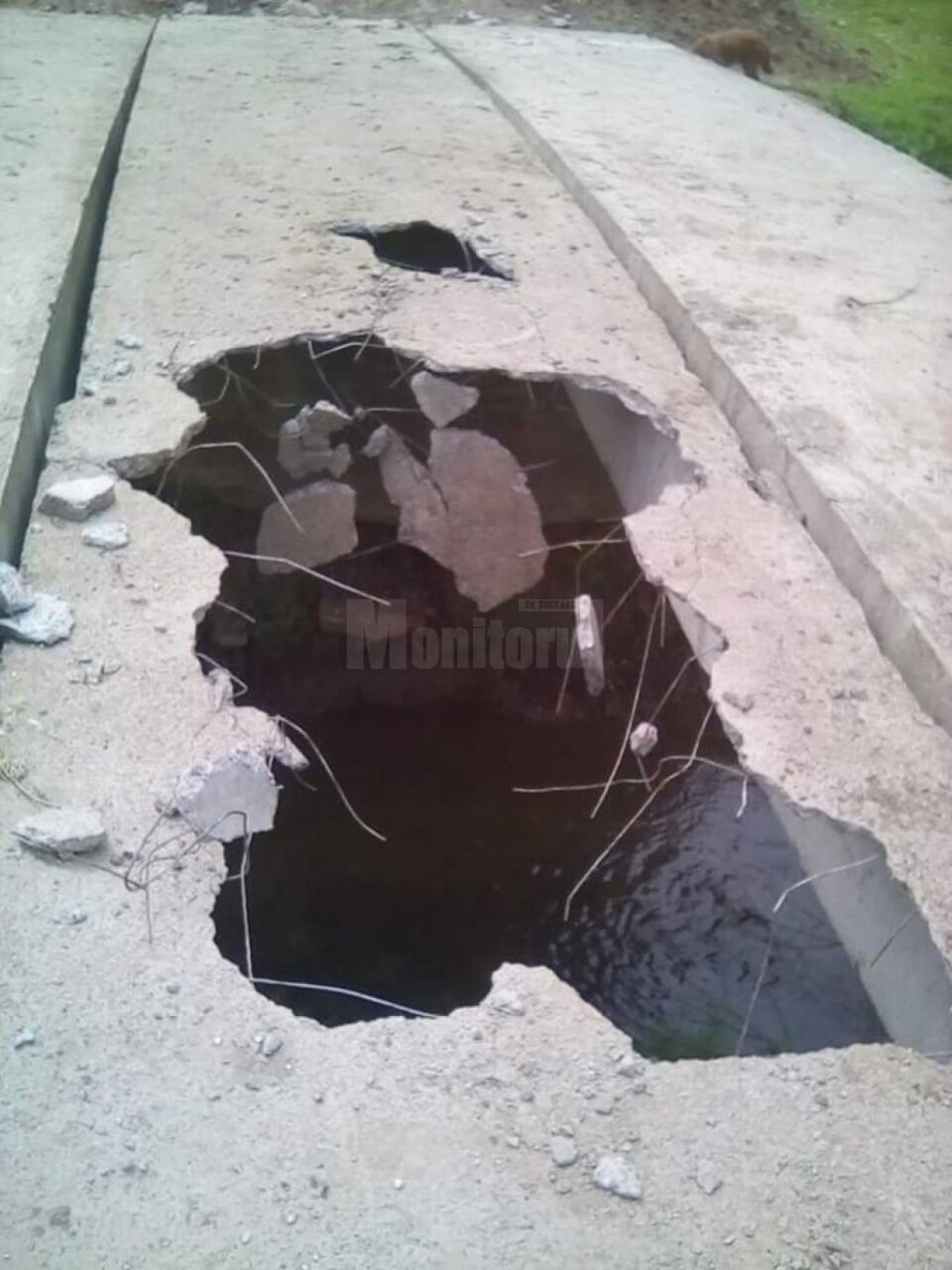 Podul construit cu dale folosite pentru acoperișuri