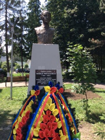 Bustul eroului aviator căpitan Vasile Niculescu a fost dezvelit ieri, la Rădăuți, în parcul din vecinătatea Colegiului Național „Eudoxiu Hurmuzachi”