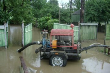 Curți și beciuri inundate și mii de consumatori fără curent electric, după furtuna de joi