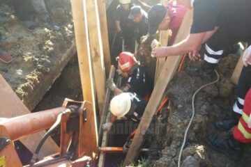 Trei muncitori, prinși sub un mal care s-a surpat. Unul a rămas blocat sub pământ