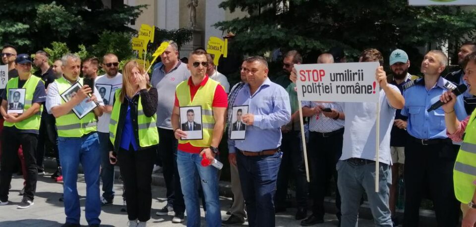 Protest al polițiștilor în fața Prefecturii Suceava