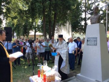 Bustul eroului aviator căpitan Vasile Niculescu a fost dezvelit ieri, la Rădăuți, în parcul din vecinătatea Colegiului Național „Eudoxiu Hurmuzachi”