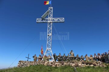 Ceremonial militar și religios organizat la crucea de pe Vârful Oușorul de Ziua Drapelului