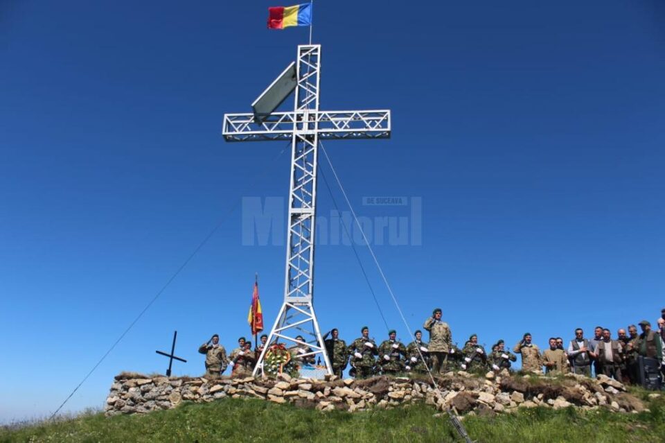 Ceremonial militar și religios organizat la crucea de pe Vârful Oușorul de Ziua Drapelului Ceremonial militar și religios organizat la crucea de pe Vârful Oușorul de Ziua Drapelului