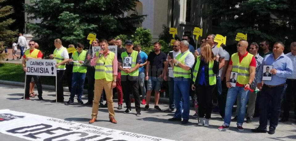 Protest al polițiștilor în fața Prefecturii Suceava
