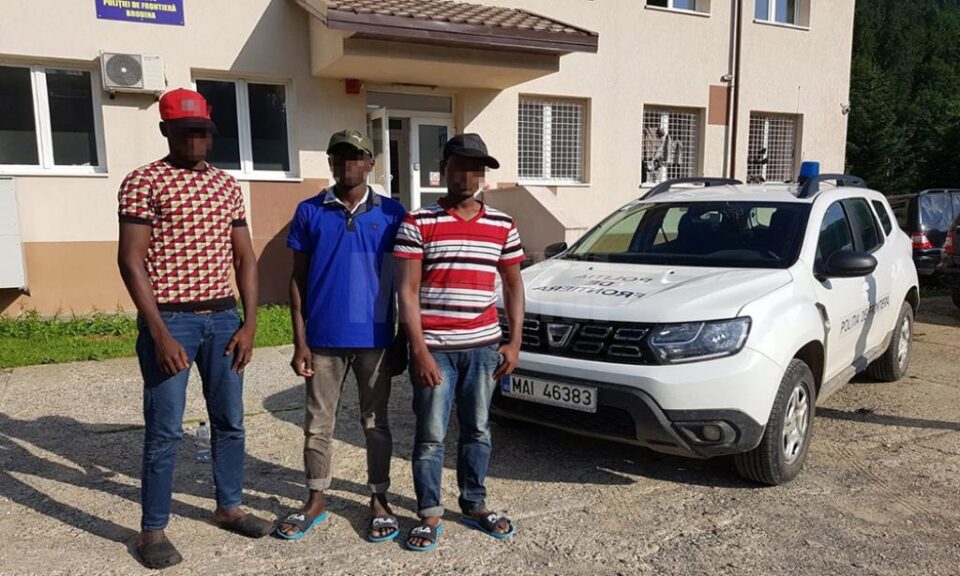Trei migranți africani, reținuți după ce intraseră ilegal pe teritoriul României pe la Falcău
