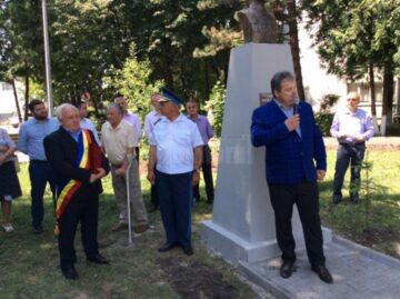 Bustul eroului aviator căpitan Vasile Niculescu a fost dezvelit ieri, la Rădăuți, în parcul din vecinătatea Colegiului Național „Eudoxiu Hurmuzachi”