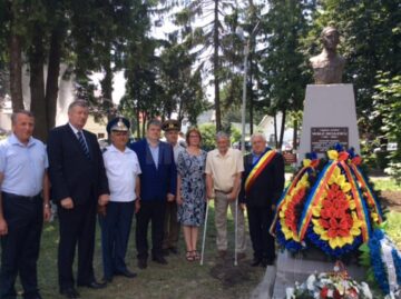 Bustul eroului aviator căpitan Vasile Niculescu a fost dezvelit ieri, la Rădăuți, în parcul din vecinătatea Colegiului Național „Eudoxiu Hurmuzachi”