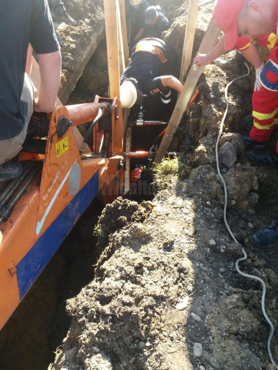 Trei muncitori, prinși sub un mal care s-a surpat. Unul a rămas blocat sub pământ