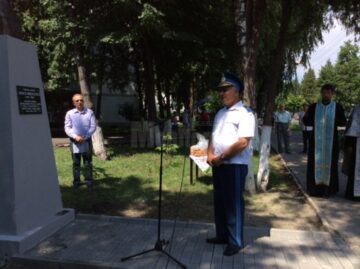 Bustul eroului aviator căpitan Vasile Niculescu a fost dezvelit ieri, la Rădăuți, în parcul din vecinătatea Colegiului Național „Eudoxiu Hurmuzachi”