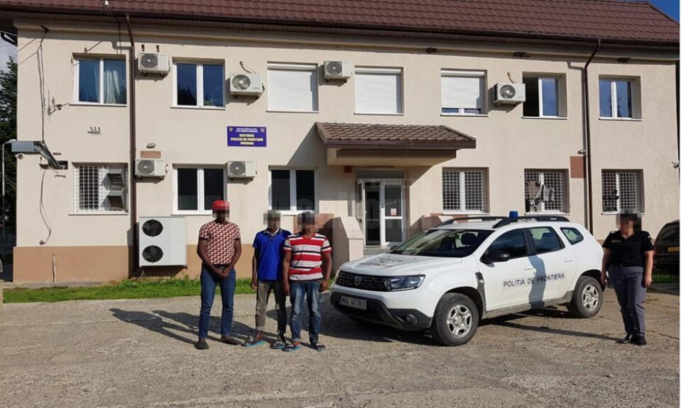 Trei migranți africani, reținuți după ce intraseră ilegal pe teritoriul României pe la Falcău