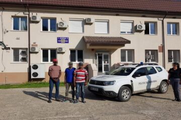 Trei migranți africani, reținuți după ce intraseră ilegal pe teritoriul României pe la Falcău