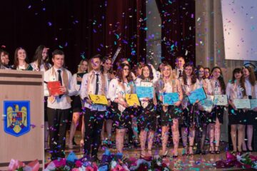 Elevii Colegiului "Eudoxiu Hurmuzachi"