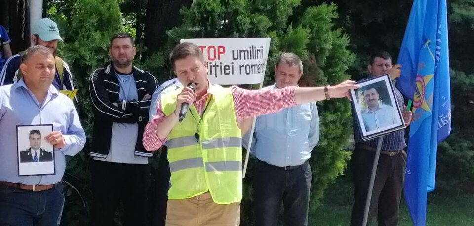 Protest al polițiștilor în fața Prefecturii Suceava