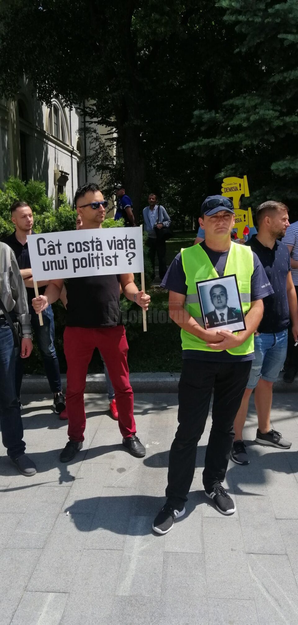Protest al polițiștilor în fața Prefecturii Suceava
