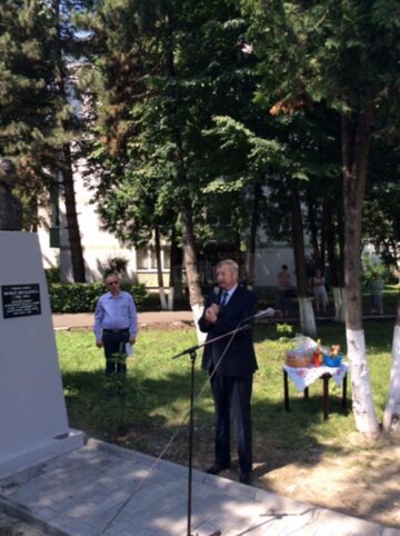 Bustul eroului aviator căpitan Vasile Niculescu a fost dezvelit ieri, la Rădăuți, în parcul din vecinătatea Colegiului Național „Eudoxiu Hurmuzachi”
