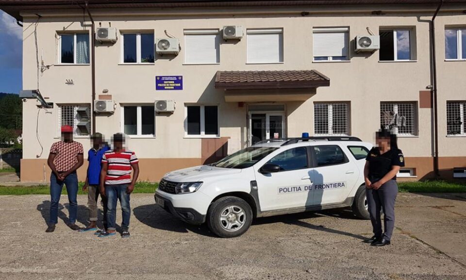 Trei migranți africani, reținuți după ce intraseră ilegal pe teritoriul României pe la Falcău