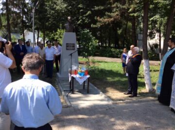 Bustul eroului aviator căpitan Vasile Niculescu a fost dezvelit ieri, la Rădăuți, în parcul din vecinătatea Colegiului Național „Eudoxiu Hurmuzachi”
