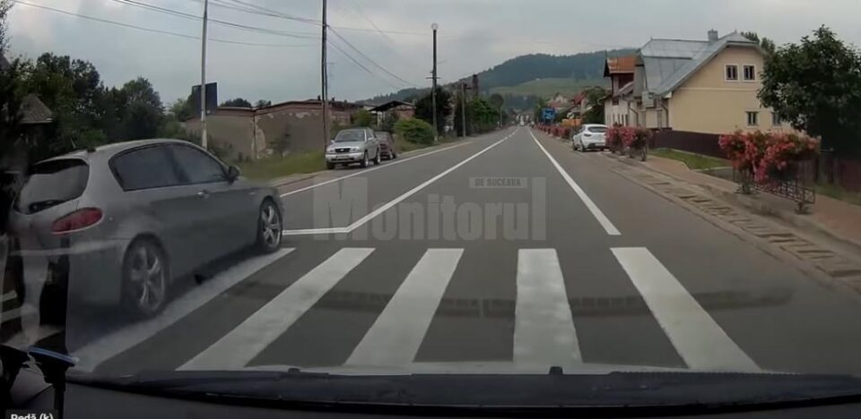 Depășire inconștientă, pe trecerea de pietoni, pe lângă doi copii care traversau