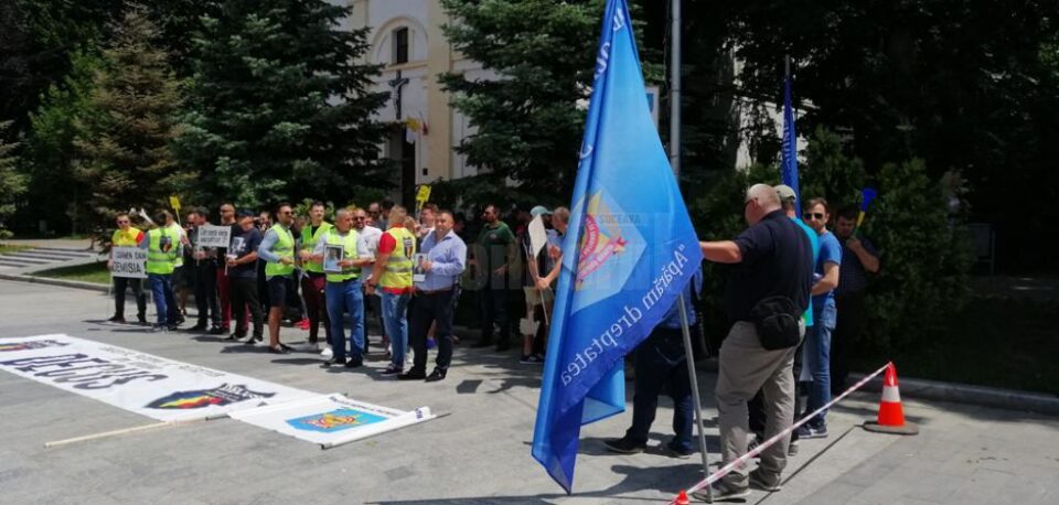 Aproape 50 de politisti au fost prezenti la inceputul protestului