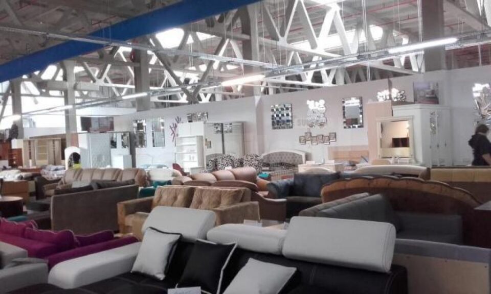 Cea mai extinsă expoziție de mobilă se dezvoltă pe locul fostei fabrici de mobilă