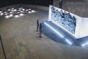 O parte dintre tinerii care au vandalizat statuia ecvestră a lui Ștefan cel Mare